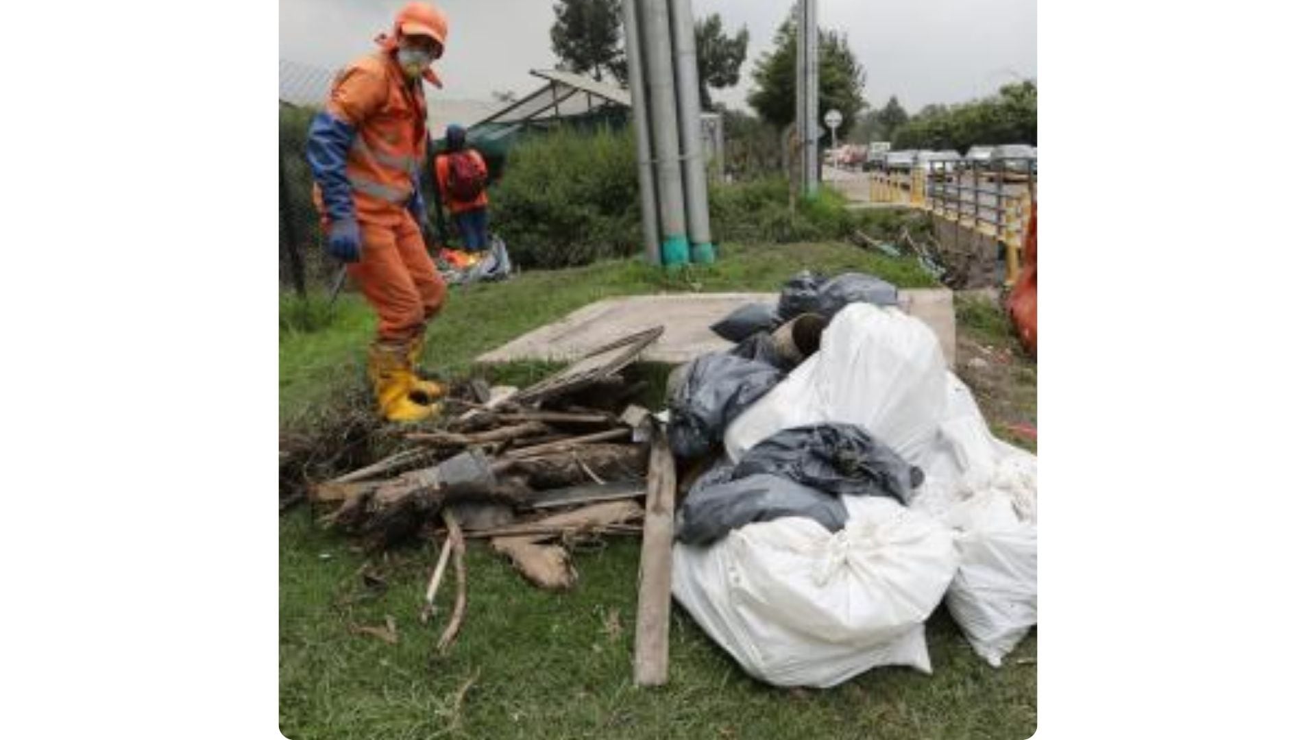 Aguas de Bogotá realiza labores de recolección y limpieza en el sector de Modelia, pero, según los habitantes, personas inescrupulosas vuelven a arrojar residuos en el lugar.