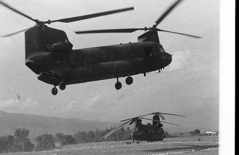 Helicópteros de rescate americanos que llegaron a la zona para llevar ayuda humanitaria se disponen a aterrizar en Lérida.