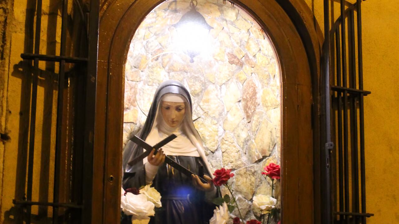 La oración de la santa intercede ante Dios para los favores.