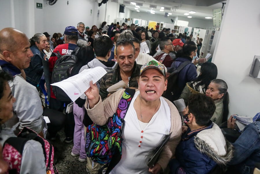 Pacientes hacen largas filas en los dispensarios ante la escasez y demoras en la entrega de medicamentos esenciales.