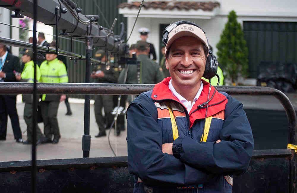 Mauricio Espitia. 40 años. Operador de grúa en RTVC. Foto / Semana Danilo Cangucu. “Yo soy el camarógrafo grúa. La importancia de este trabajo es hacer los planos perfectos del movimiento para tener la panorámica del Papa y de la Nunciatura. Como RTVC es el único medio oficialmente autorizado, este trabajo es importante para tener las entradas y salidas del Pontífice. Yo adoro al Papa por los mensajes que da, sobre todo los de no perder la esperanza y la alegría, pero no puedo ponerme nervioso porque tengo que narrar la historia.”