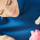 Ahorrar: es gratificante. Es algo que solamente pueden entender las personas que han vivido libres de deudas y que se han esforzado para hacer realidad sus sueños financieros. El inicio puede ser complicado, pero saber que puede disfrutar de todas las cosas y llegar a su casa sin tener que preocuparse por facturas o cuentas. O ver electrodomésticos, una casa, un carro y saber que aunque se esforzó por varios años es algo que es totalmente suyo, genera una sensación que no tiene precio.