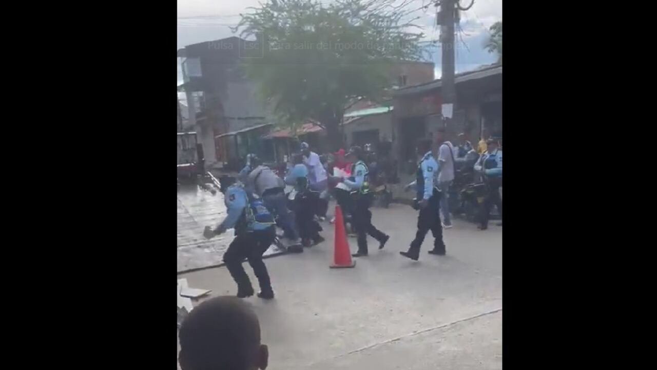 Funcionarios públicos y conductores se fueron a los golpes.