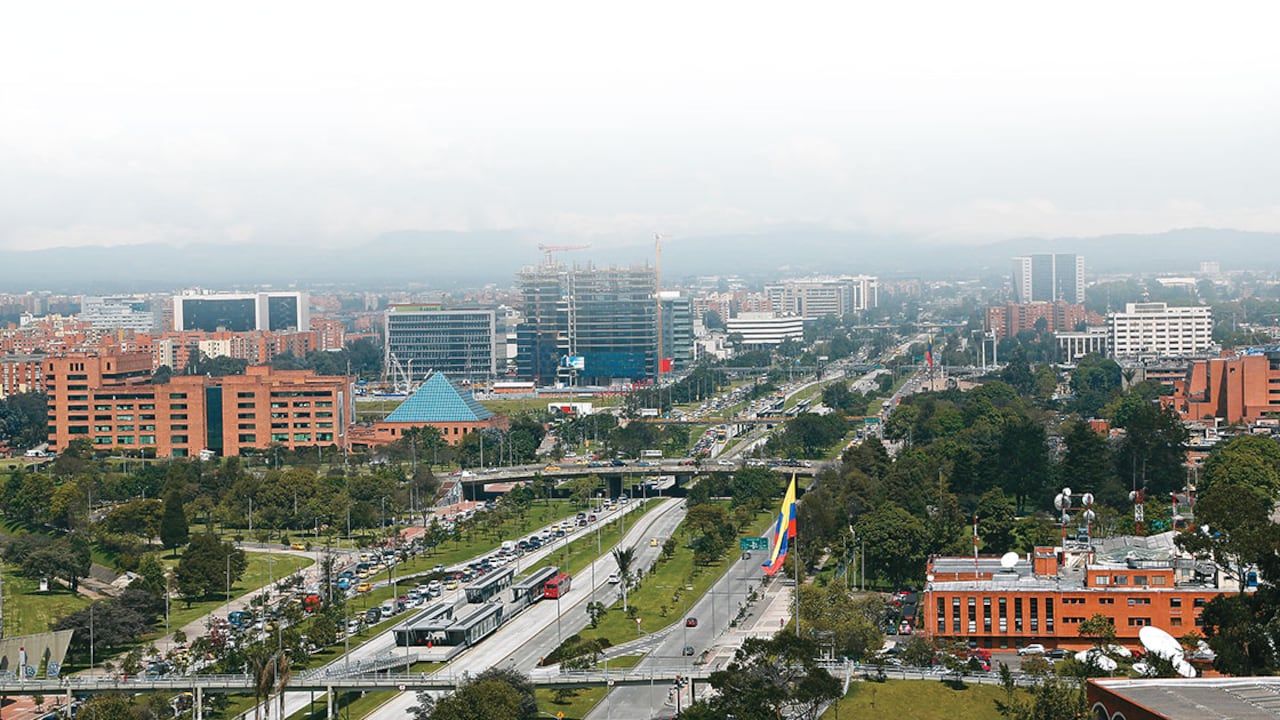 Los 15 kilómetros que componen a la avenida El Dorado se caracterizan por la imponencia y costo de la obras que la rodean. Se calcula que allí. por ahora, se han invertido unos 12 billones de pesos.