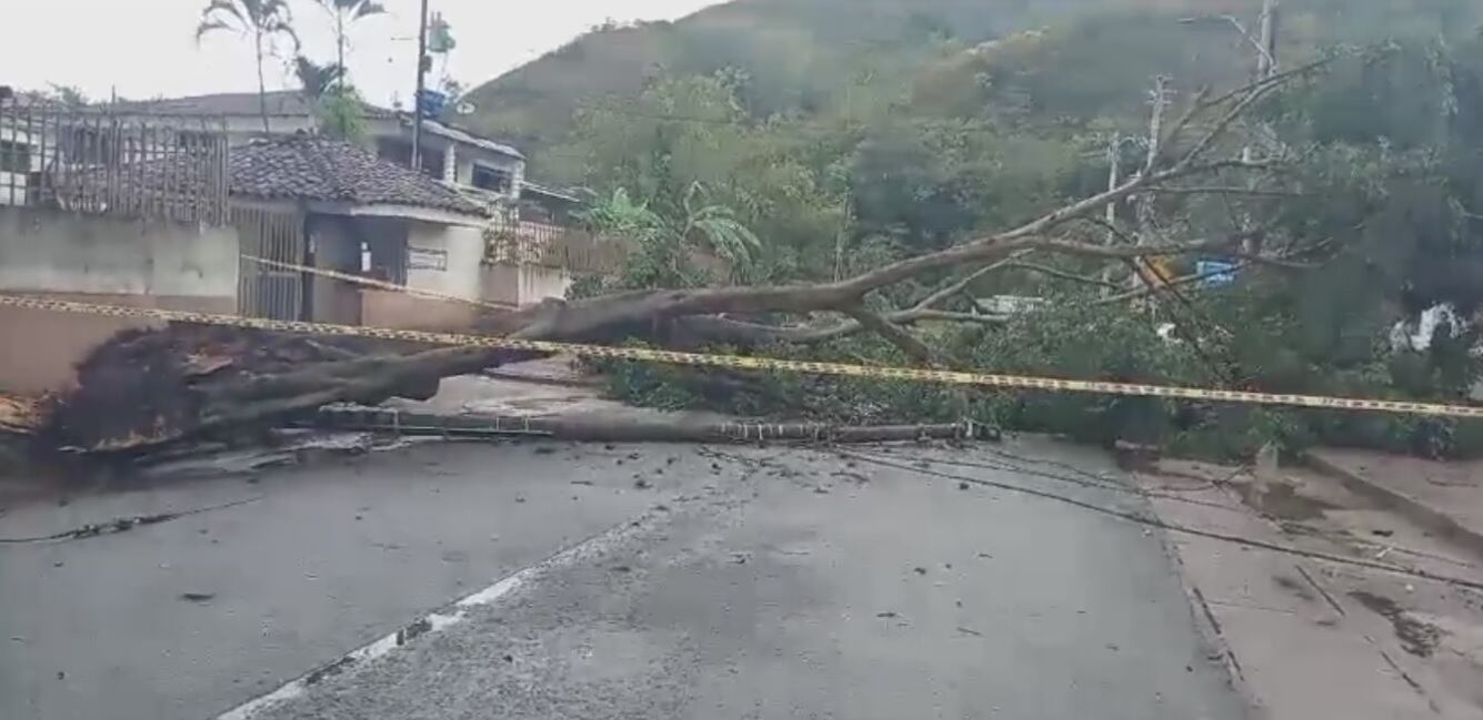 Calles de Cali inundadas y emergencias en varios puntos de la ciudad tras impresionante aguacero.