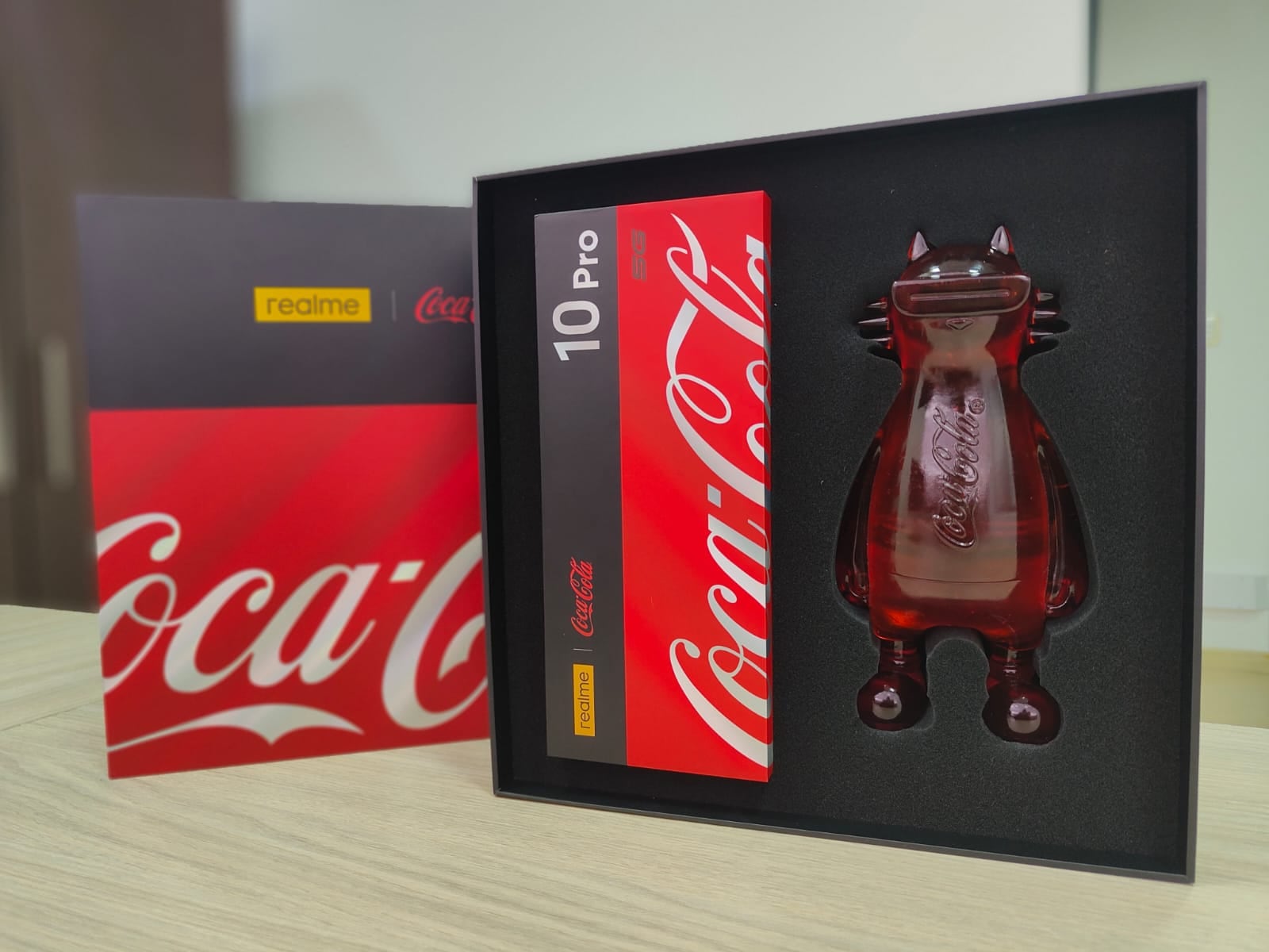 El teléfono viene en una caja especial que incluye varios artículos.