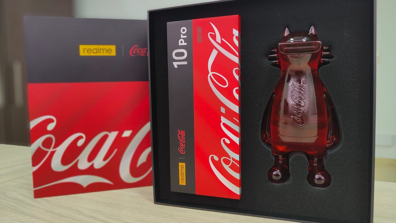 El teléfono viene en una caja especial que incluye varios artículos.