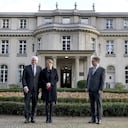 Desde la izquierda: el presidente alemán Frank-Walter Steinmeier, su esposa Elke Buedenbender y Matthias Hass, subdirector del museo, posan frente al museo de la Conferencia de Wannsee, antes de visitar la exposición permanente "La reunión en Wannsee y el asesinato de los judíos europeos". en la 'Haus der Wannseekonferenz' (Casa de la Conferencia de Wannsee) en Berlín, Alemania, el 18 de enero de 2022.
(Photo by Michael Sohn / POOL / AFP)