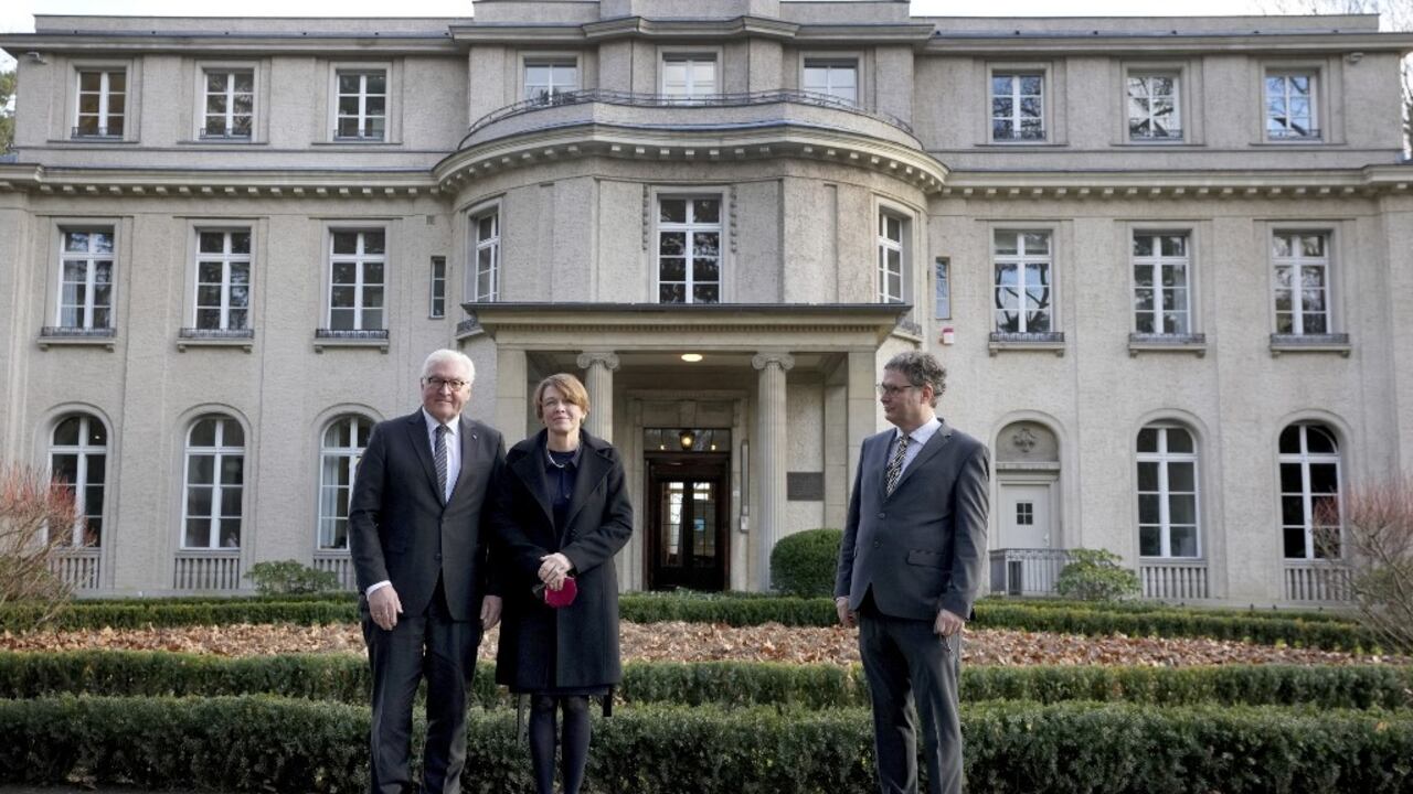 Desde la izquierda: el presidente alemán Frank-Walter Steinmeier, su esposa Elke Buedenbender y Matthias Hass, subdirector del museo, posan frente al museo de la Conferencia de Wannsee, antes de visitar la exposición permanente "La reunión en Wannsee y el asesinato de los judíos europeos". en la 'Haus der Wannseekonferenz' (Casa de la Conferencia de Wannsee) en Berlín, Alemania, el 18 de enero de 2022.
(Photo by Michael Sohn / POOL / AFP)