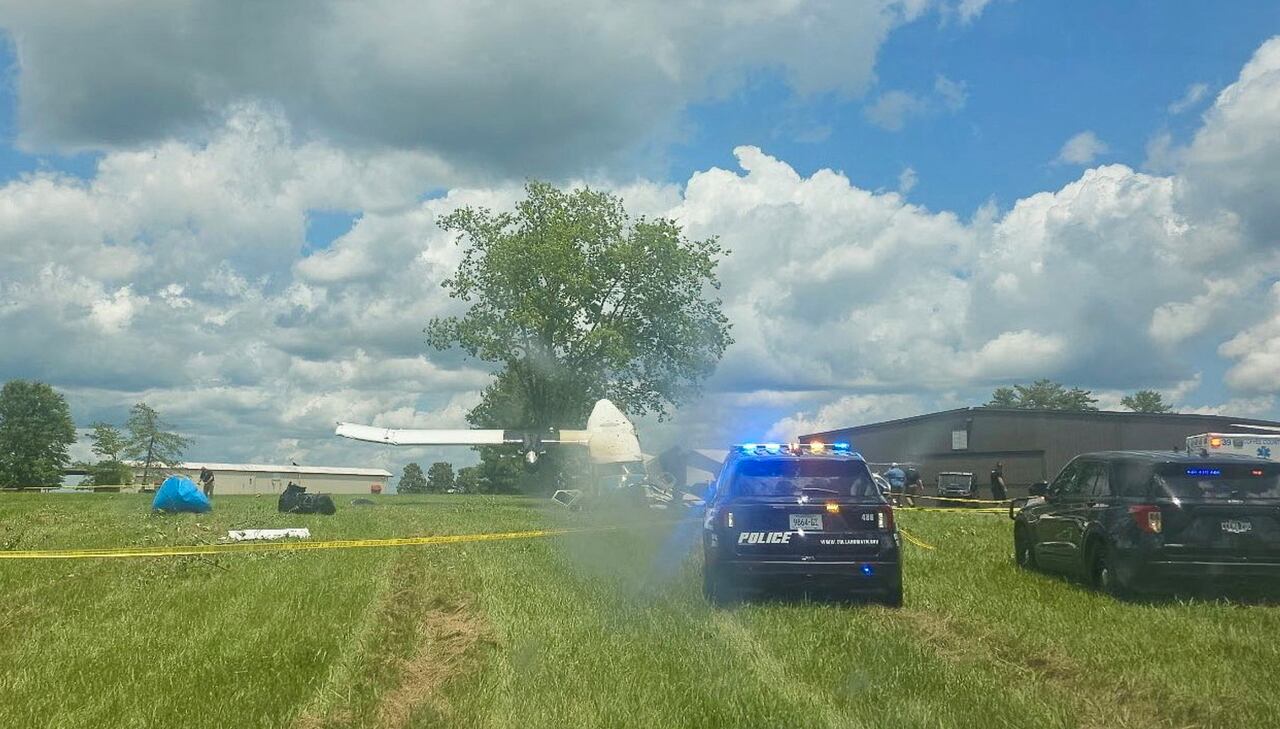 Esta imagen cortesía de la cuenta X de la Patrulla de Carreteras de Tennessee muestra a soldados y coches de policía en la escena de un accidente aéreo en Old Shelbyville Road en Tullahoma, Tennessee, el 8 de junio de 2025.