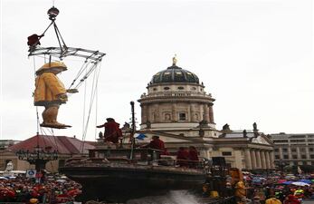 La compañía de teatro francesa Royal de Luxe ha organizado espectáculos similares en otras ciudades como Londres y Santiago de Chile.