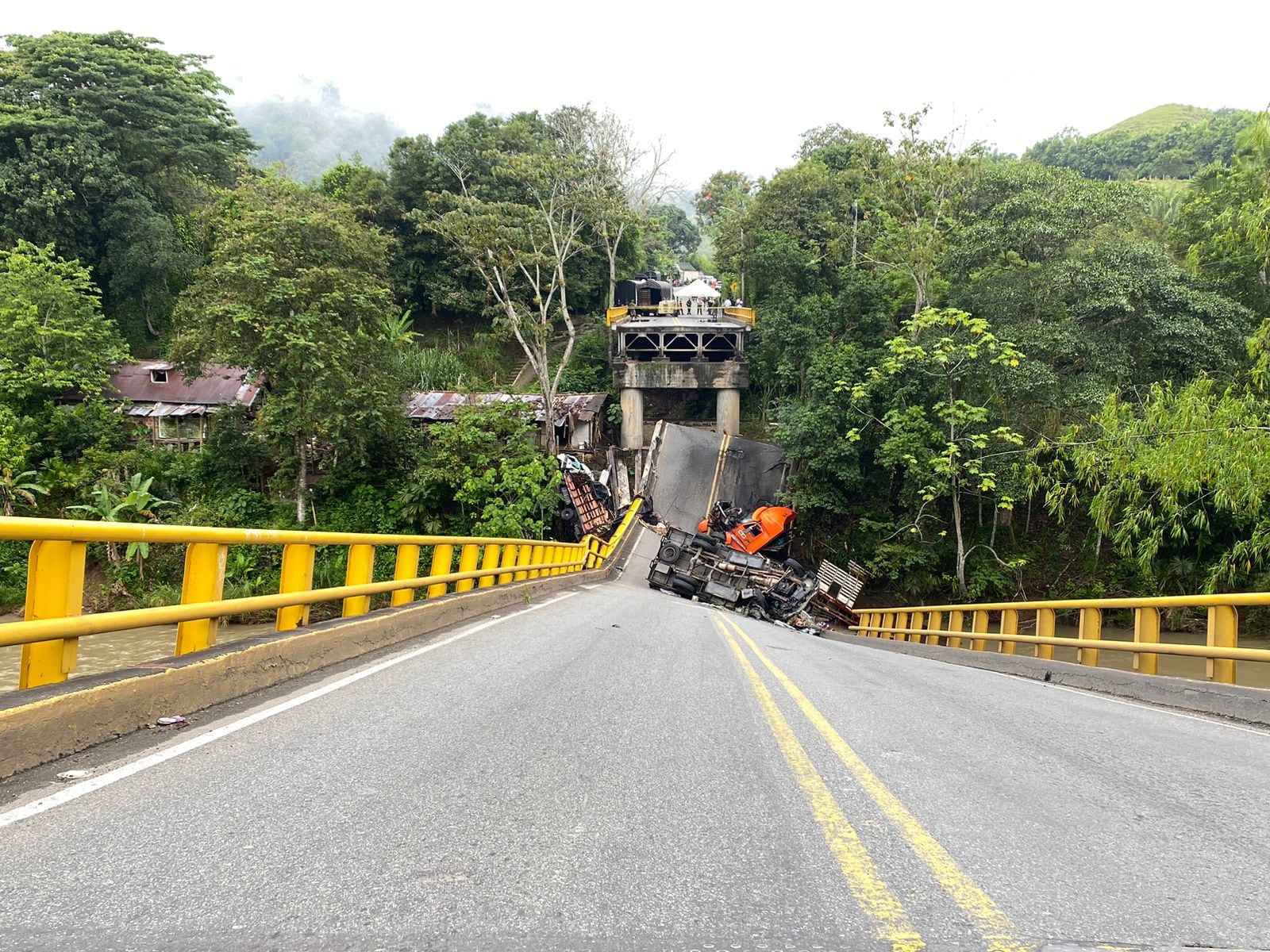 Por desplome de puente La Vieja, ahora cobran el paso por una de las vías alternas; estos son los precios.
