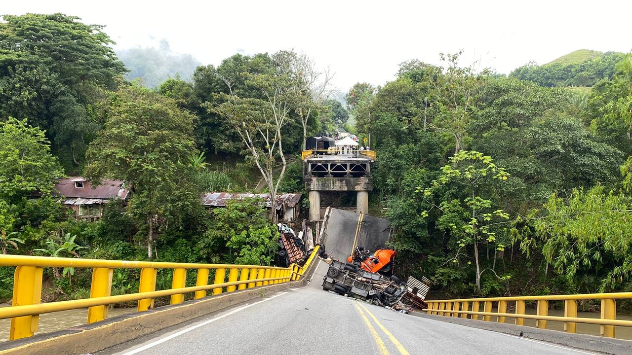 Las autoridades están evaluando los daños en el puente El Alambrado.