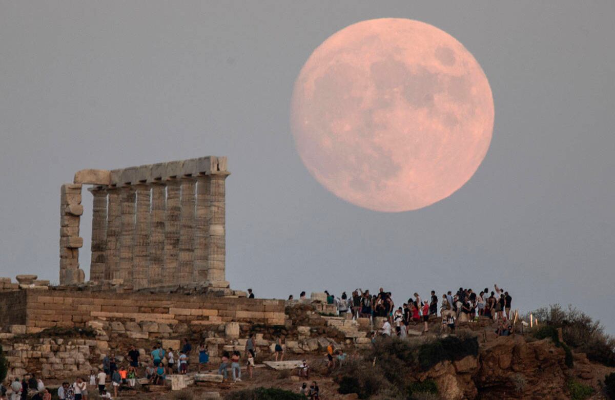Una impresionante luna se ve detrás de las columnas del antiguo templo de mármol de Poseidón en el cabo Sunión, a unos 70 km al sur de Atenas, el domingo 2 de agosto de 2020. Foto: Petros Giannakouris / AP