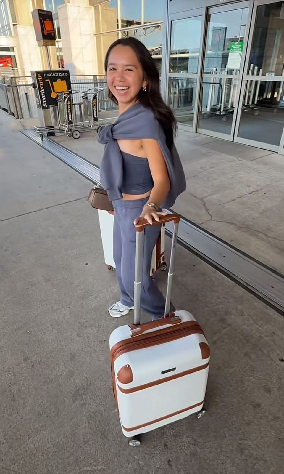 La joven influencer llegó al aeropuerto de Austin para tomar un vuelo hacia Londres