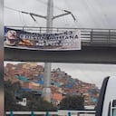 Las pancartas aparecieron colgadas en dos puentes del sur de Bogotá. Las autoridades ya las retiraron.