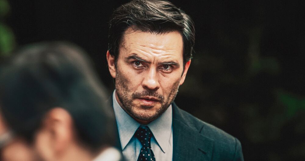 Noticia de un secuestro se centra en el crudo episodio que narra Gabriel García Márquez cuando diez personajes de la vida nacional estuvieron cautivos bajo el yugo de los Extraditables. 