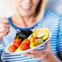 La OMS recomienda incorporar frutas en la dieta saludable. Foto: Getty Images.