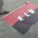 Junto a dicho artefacto había una bandera alusiva a la guerrilla del ELN.