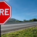 Parada de placa roja en la carretera de Brasil con cielo azul brillante