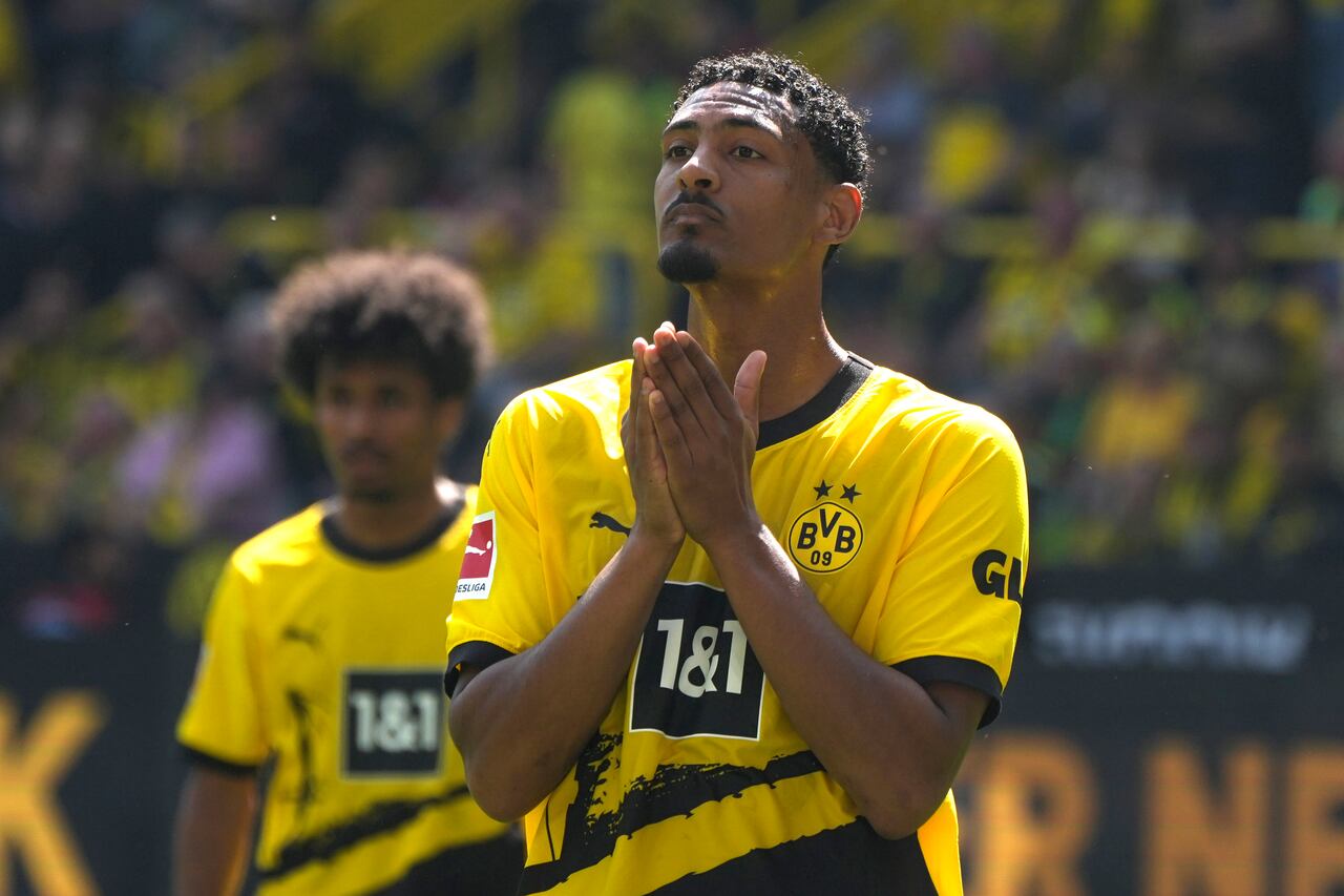 Dortmund's Sebastien Haller reacts after failing to score a penalty kick during the German Bundesliga soccer match between Borussia Dortmund and FSV Mainz 05 in Dortmund, Germany, Saturday, May 27, 2023. (AP Photo/Michael Probst)