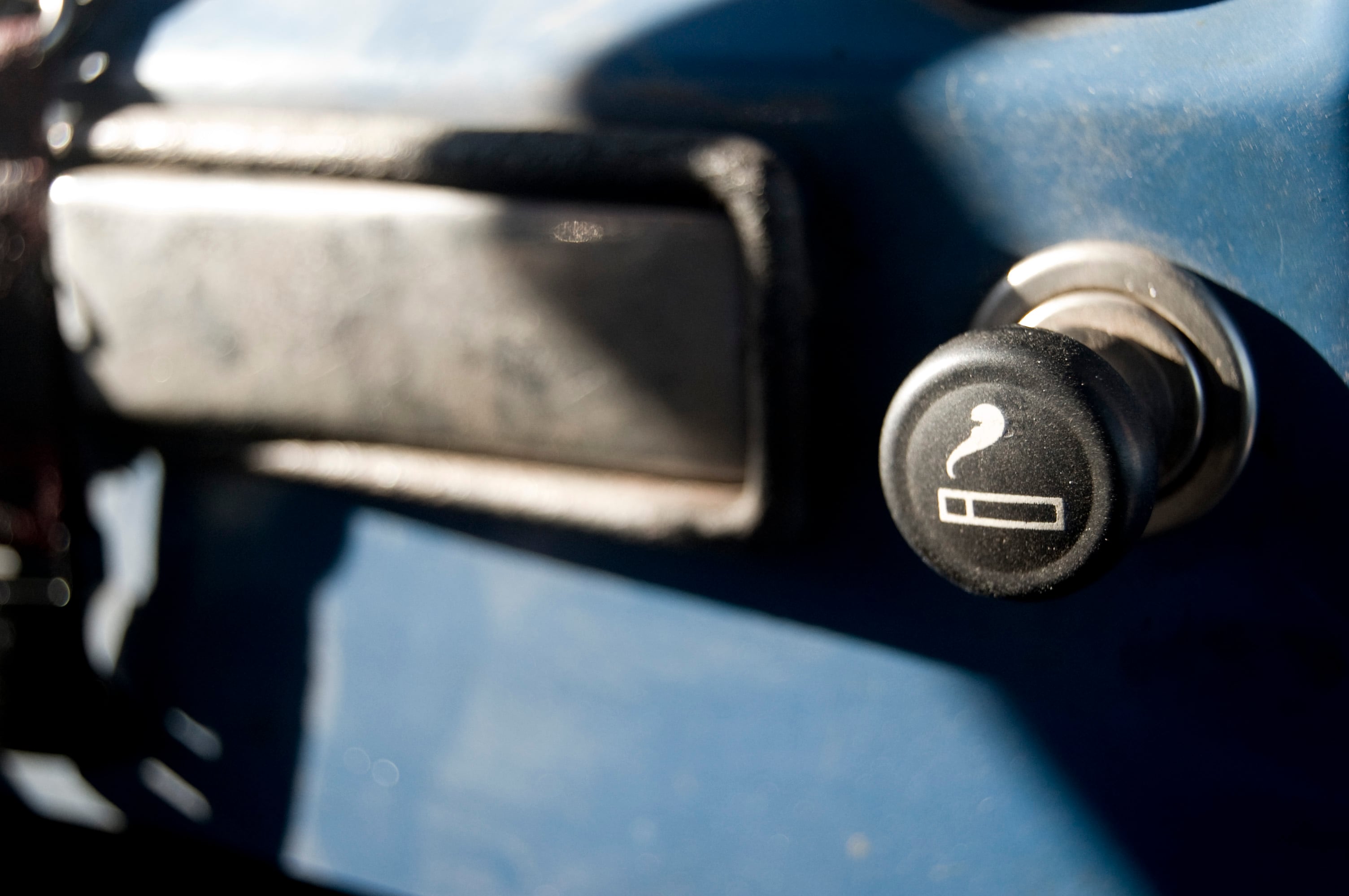 Los carros que se produjeron a finales de siglo XX integraban encendedor de cigarrillos. La industria cambió y lo removió.