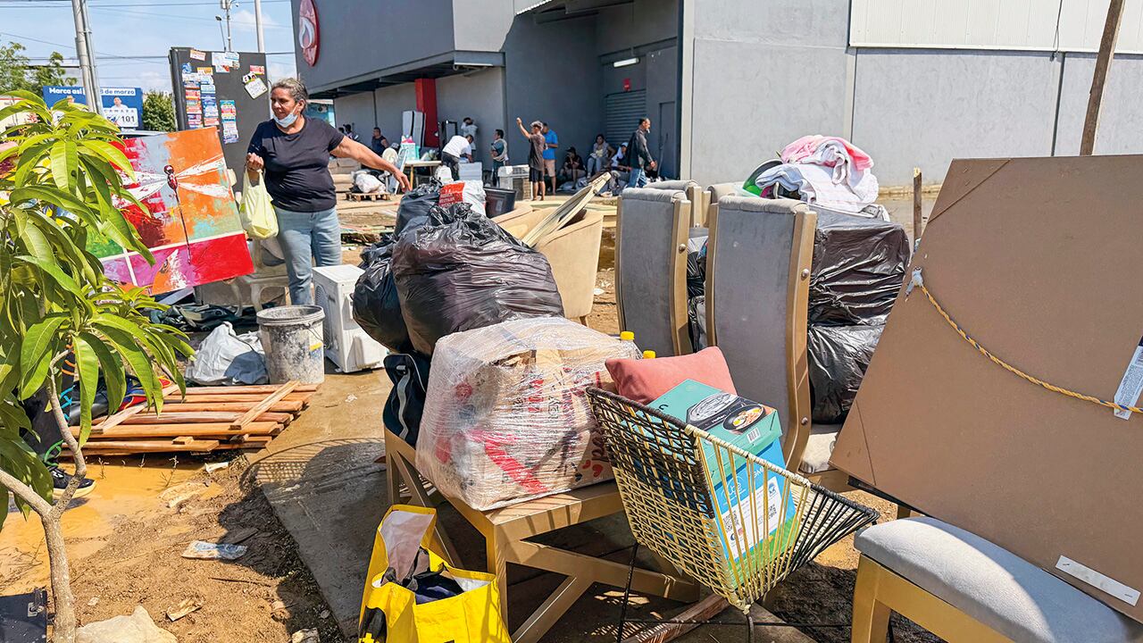Son miles de hectáreas afectadas, miles de animales arrastrados por la corriente y, al menos, cinco personas fallecidas. 