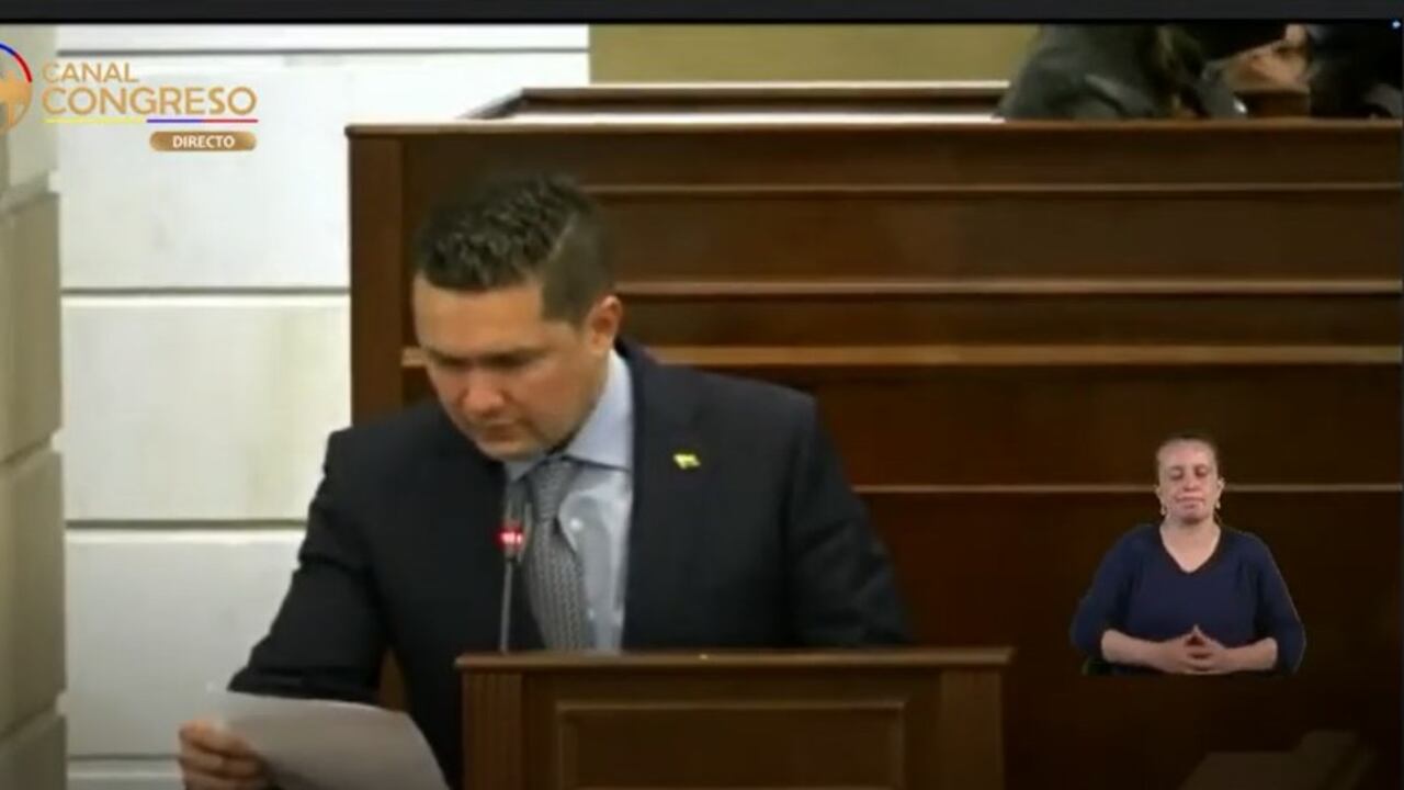 El representante a la cámara presentó su renuncia en medio del llanto