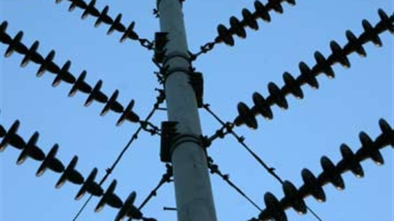 Ya se enajenaron tres de las ocho electrificadoras que tendrán que venderse este año, a pesar de que el proceso ha sufrido tropiezos: desde debates y cuestionamientos en el Congreso de la República a los ministros de Hacienda y de Minas.