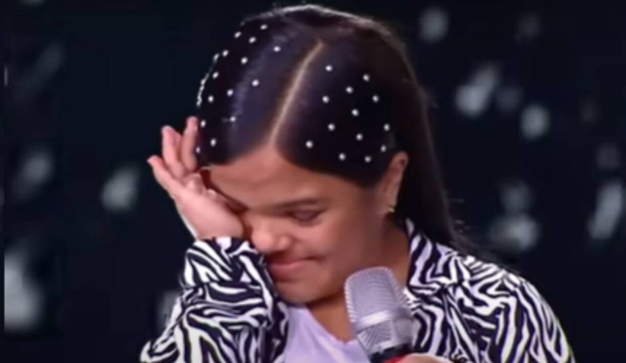 La menor lloró al despedirse del reality musical.