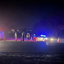 Equipos de emergencias se ven cerca del lugar donde chocaron dos helicópteros militares el miércoles por la noche en un ejericico de rutina en el condado Trigg, Kentucky, el 30 de marzo de 2023. (Brandon Smith/WSMV-TV via AP)