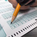 Las pruebas Saber 11 evalúan competencias clave de los estudiantes colombianos y son determinantes para el acceso a oportunidades académicas. En Buenaventura, jóvenes con altos puntajes participarán en el “Tour por Saber 11 2026” para orientar a futuros aspirantes.