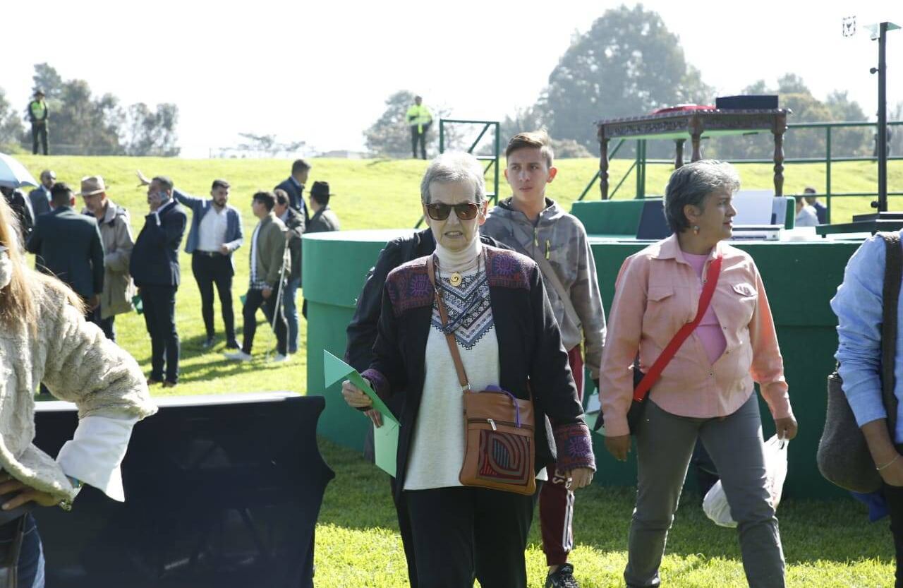 La columnista Florence Thomas, una de las voces más notorias del feminismo, llegó al evento para celebrar la llegada de la primera mujer al segundo cargo más importante del país. Foto: Guillermo Torres.