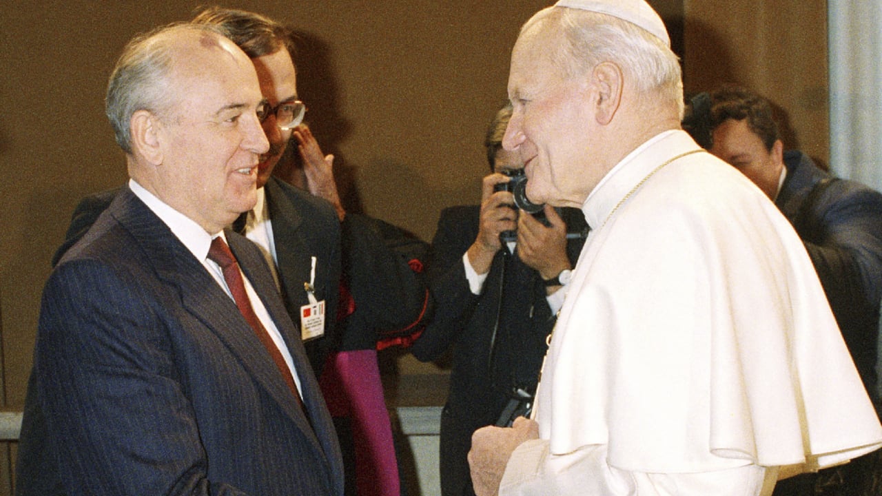 Dentro de las acciones que demostraron la intensión de Gorbachov de mejorar las relaciones soviéticas con el mundo, estaba la apertura religiosa, incluso siendo él ateo.