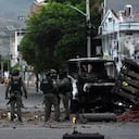 Agentes de Policía inspeccionan los restos de un camión tras la explosión de un carro bomba en Cúcuta.