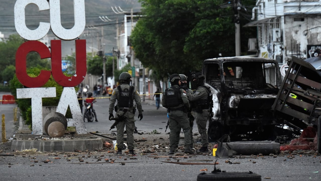 Agentes de Policía inspeccionaron los restos de un camión tras la explosión de un carrobomba en Cúcuta.
