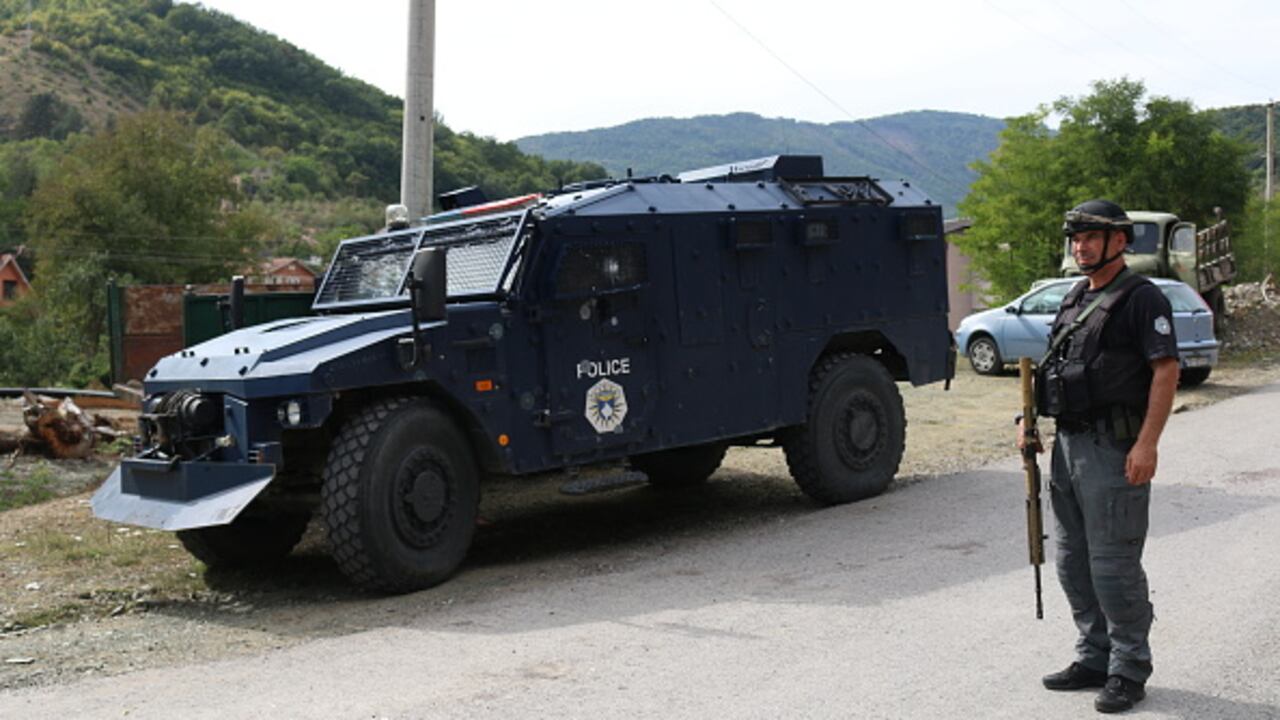 En la parte serbia de la ciudad dividida de Mitrovica, sus habitantes reconocen miedo a un refuerzo de la presencia de las fuerzas especiales de la policía kosovar. (Photo by Erkin Keci/Anadolu Agency via Getty Images)