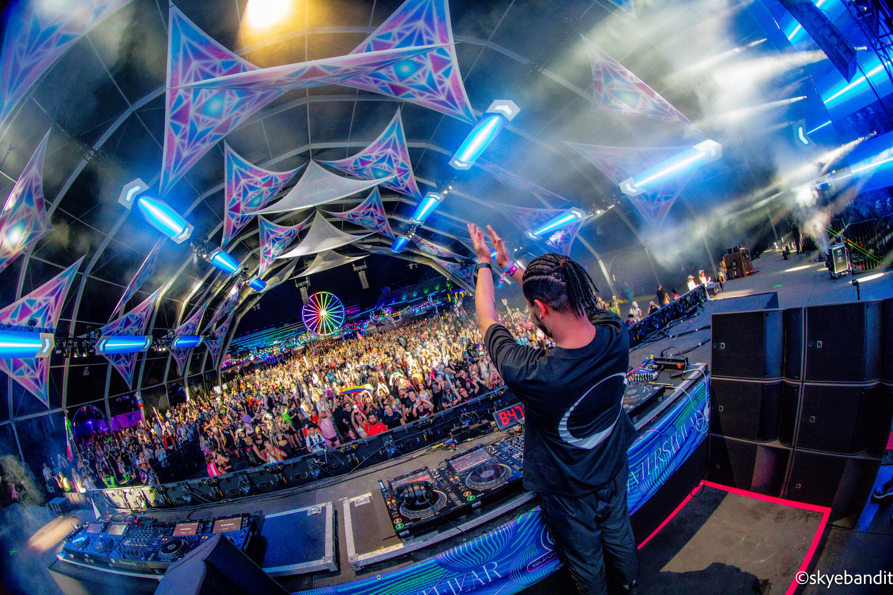 Khomha, reconocido DJ y productor colombiano con proyección internacional.