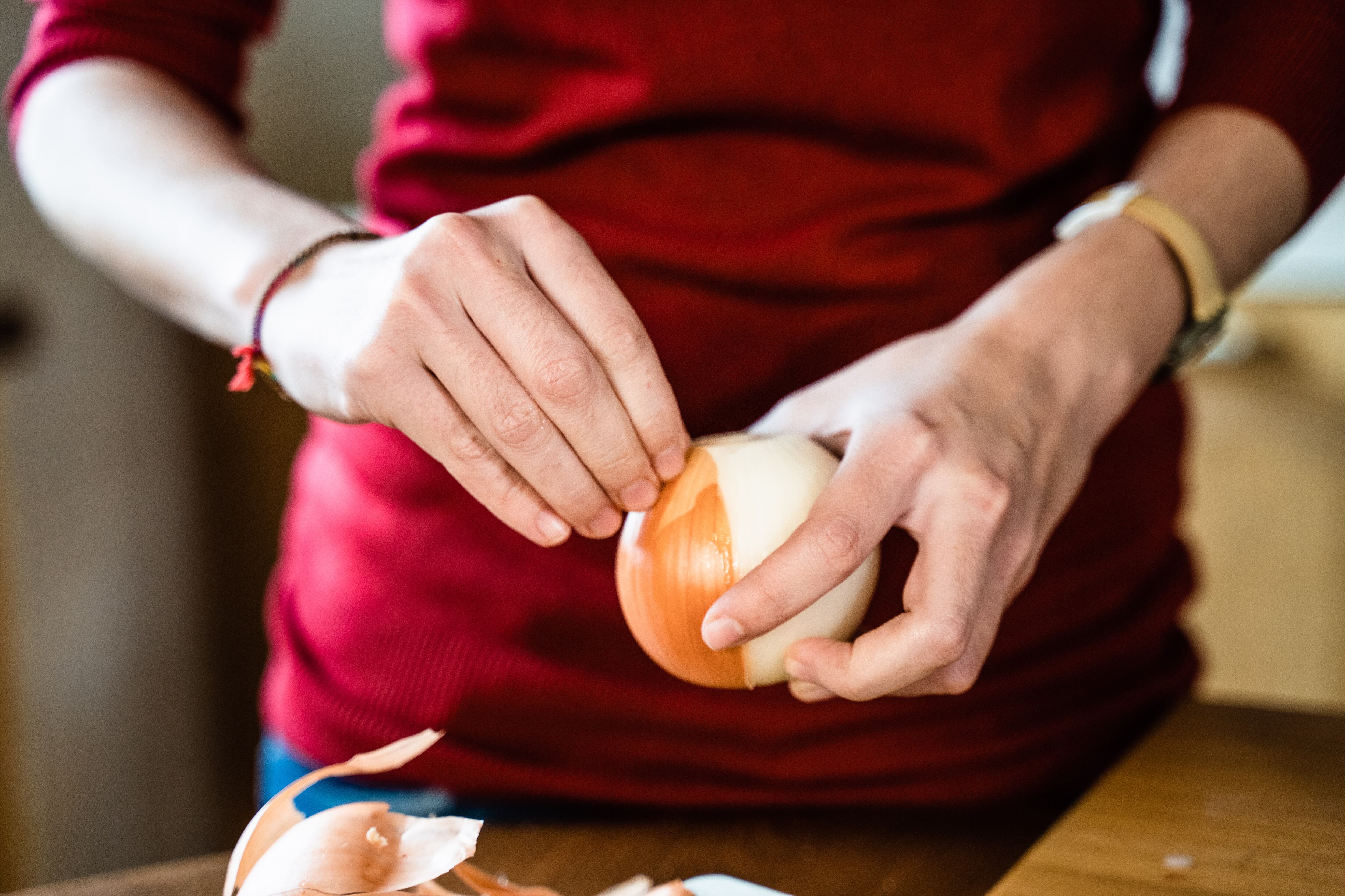 La cebolla está compuesta de vitamina C.