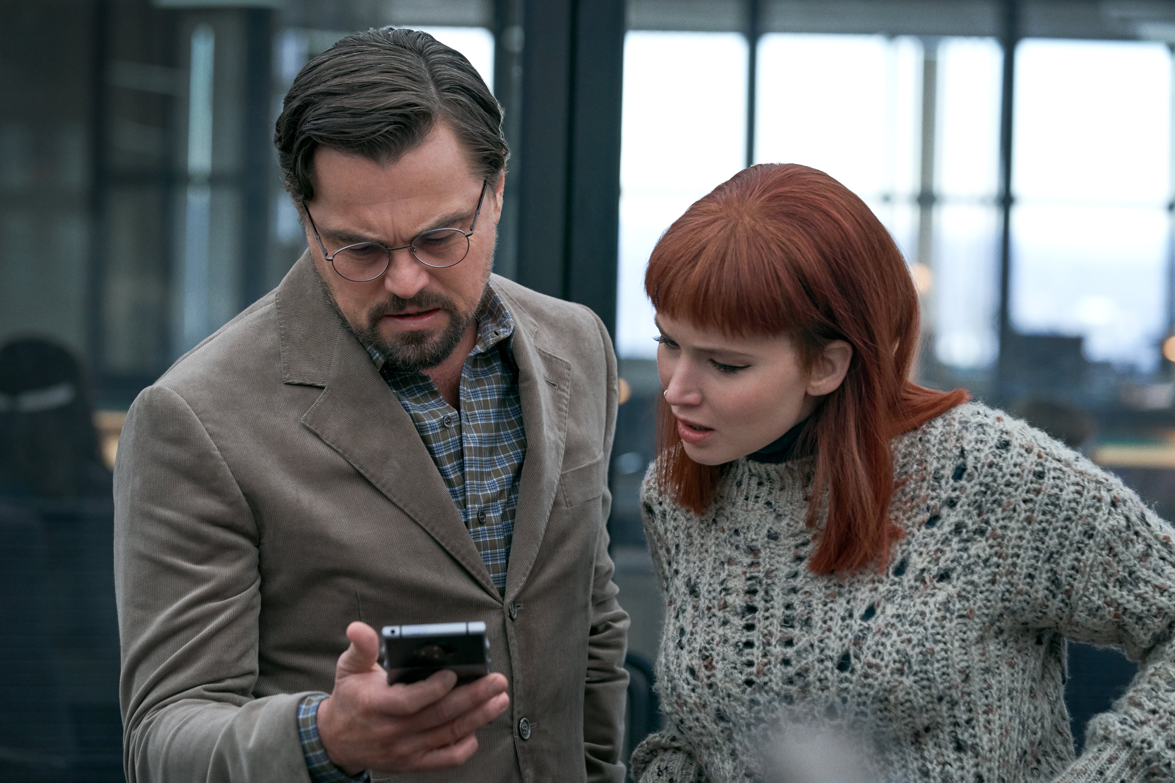 LEONARDO DICAPRIO es el DR. RANDALL MINDY, JENNIFER LAWRENCE es KATE DIBIASKY. Foto: NIKO TAVERNISE/NETFLIX © 2021