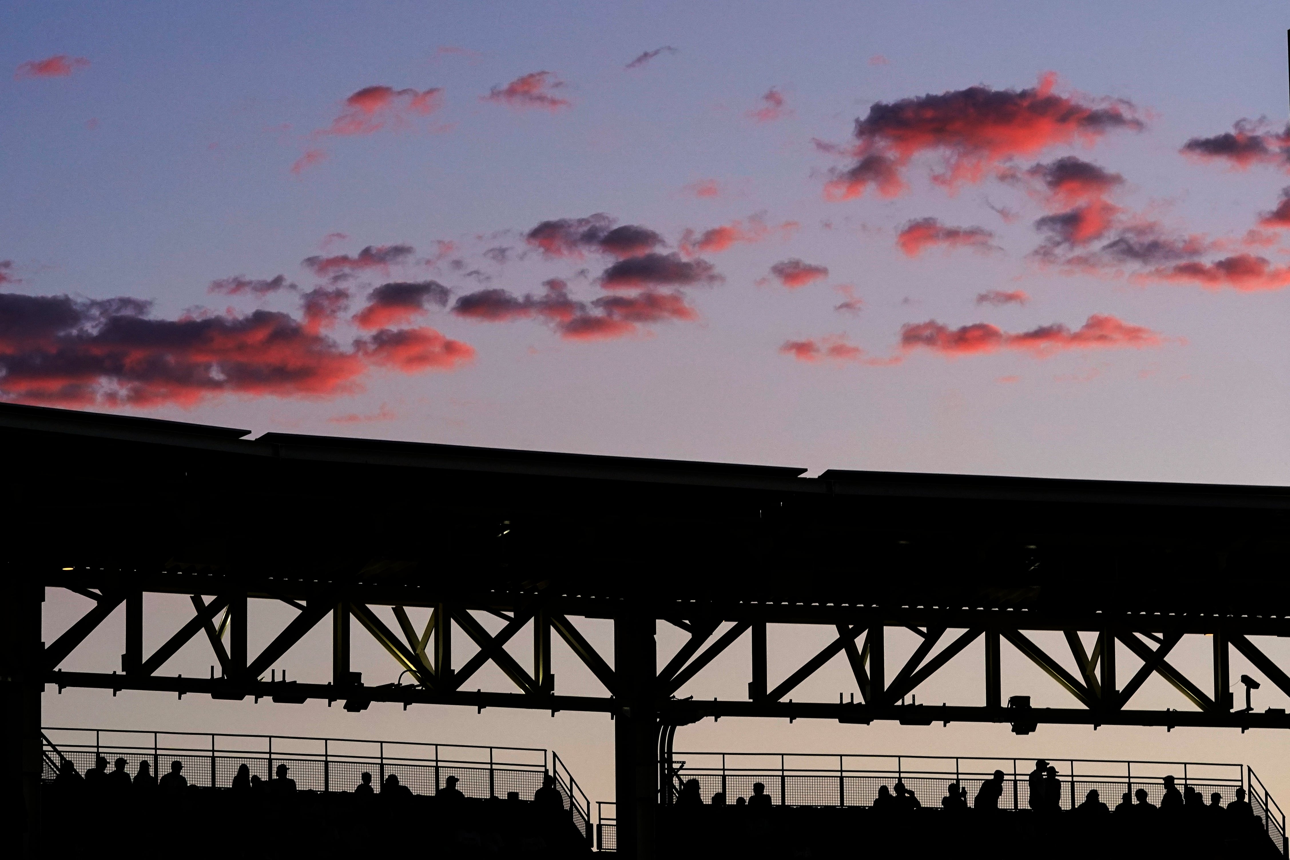 Tras ganar fuerza rápidamente a primera hora del viernes y perder algo de fuelle más tarde, Hilary terminó la jornada como huracán de categoría 4 con vientos máximos sostenidos de 215 kilómetros/hora (130 mph), desde los 230 km/h (145 mph) previos.