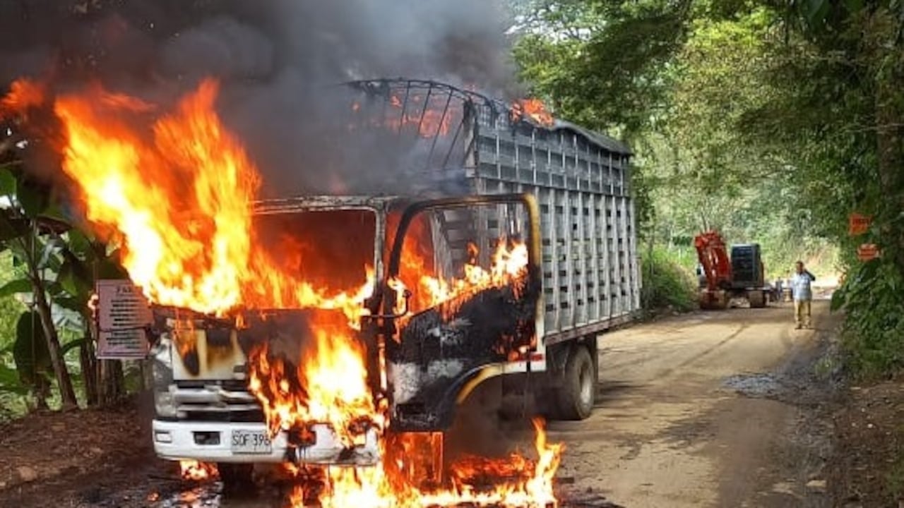 Así quedó el camión incinerado en Tuluá, Valle del Cauca.