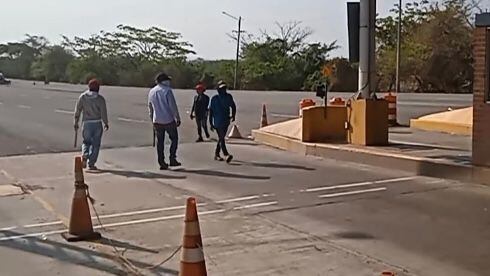 Preocupación en Cartagena por personas encapuchadas que estarían tomándose nuevamente el peaje de Pasacaballos.