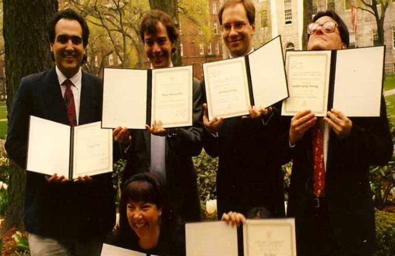 Francisco Santos el día del grado en la universidad en 1984.