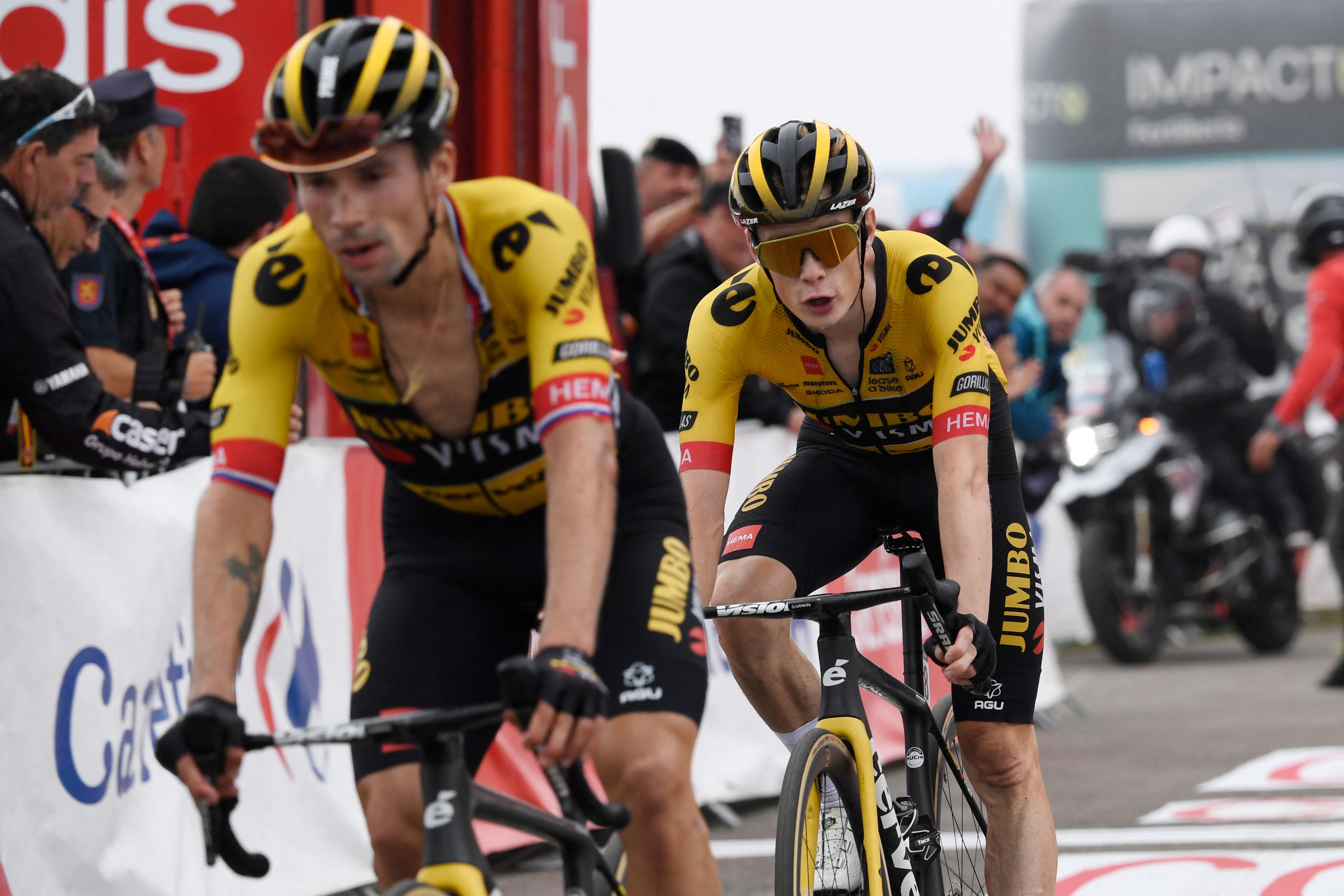 Team Jumbo's Slovenian rider Primoz Roglic (L) crosses the finish line in first place followed by Team Jumbo-Visma's Danish rider Jonas Vingegaard during the stage 17 of the 2023 La Vuelta cycling tour of Spain, a 124,4 km race between Ribadesella and Alto de l'Angliru on September 13, 2023. (Photo by MIGUEL RIOPA / AFP)