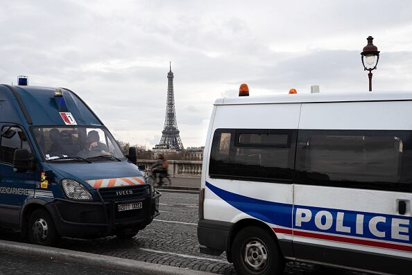 El medio local Le Parisien agregó que uno de los tres delincuentes llevaba un brazalete de la policía. (Photo by Ximena Borrazas/SOPA Images/LightRocket via Getty Images)