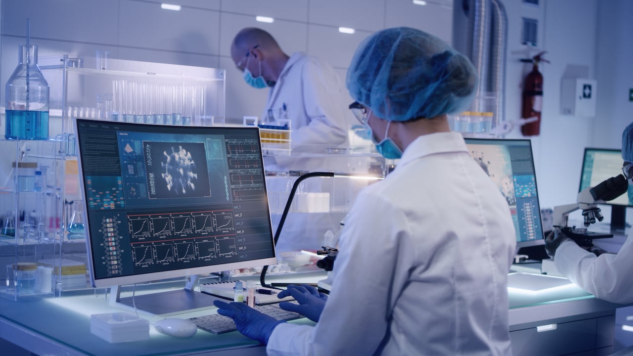 El experto explicó que la pandemia del coronavirus se volverá “drásticamente más difícil” por cuenta de la aparición de nuevas variantes del virus en diferentes partes del mundo.