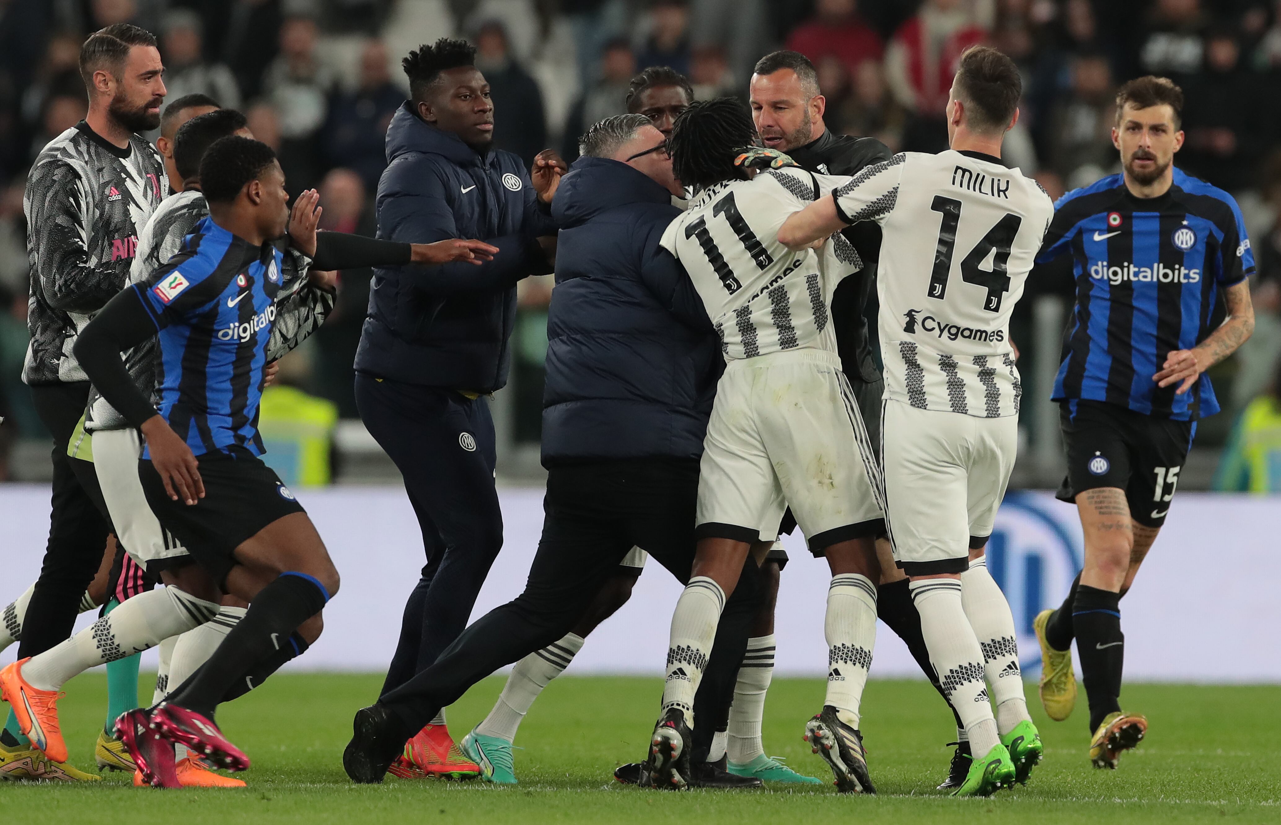 Juan Guillermo Cuadrado pelea con Samir Handanovic.