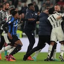 Juan Guillermo Cuadrado pelea con Samir Handanovic.