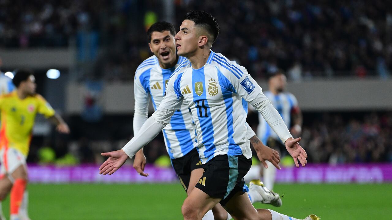 Dos jugadores argentinos celebran el gol a Colombia en junio de 2025.